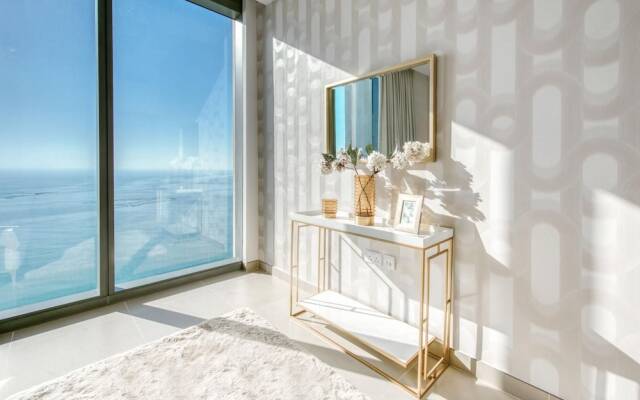 Exclusive Sea View Apartment on the Arabian Gulf