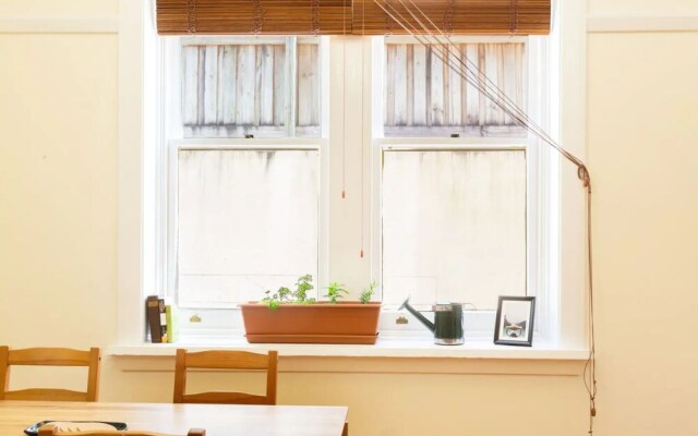2 Bedroom Gorgeous Art Deco Classic Near CBD