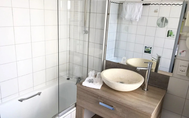 Brit Hotel Aux Sacres