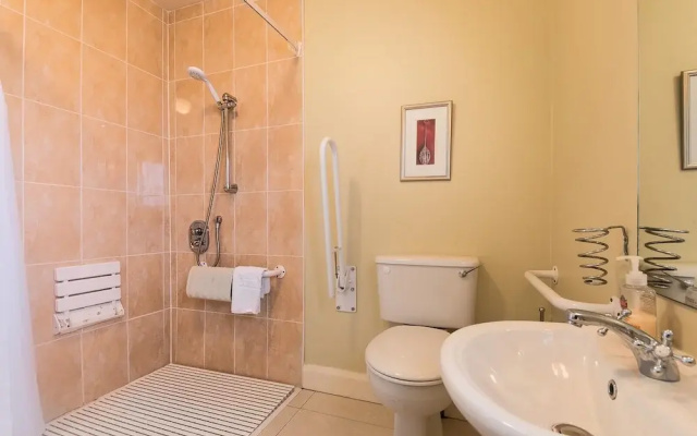 4 Bedroom pet Friendly Home With Pool Access