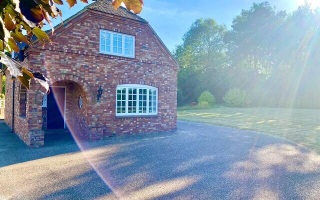 Idyllic Country Retreat With Wow Views & Lush Pool