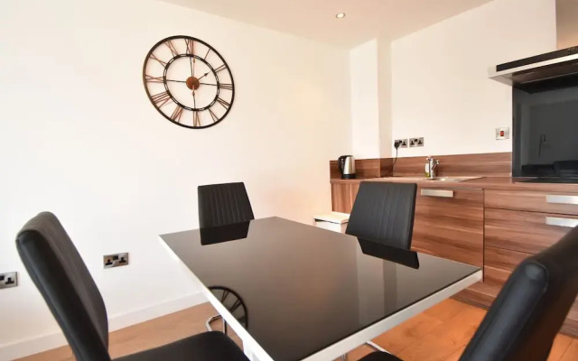 Contemporary Apartment in Sheffield near River