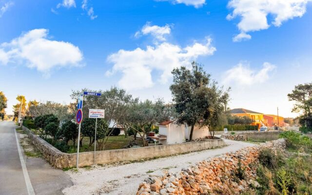 Delightful Apartment in Vir With Garden