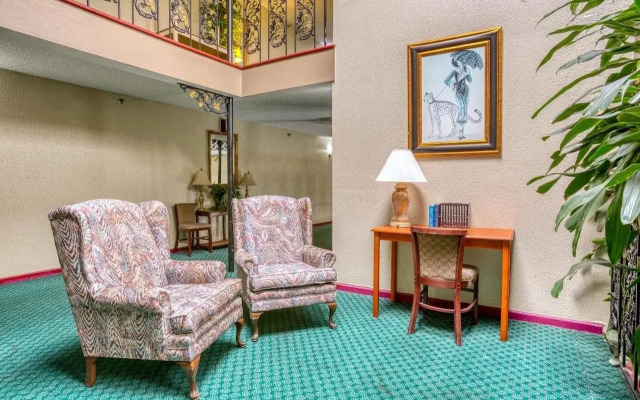 OYO Townhouse Tulsa Woodland Hills