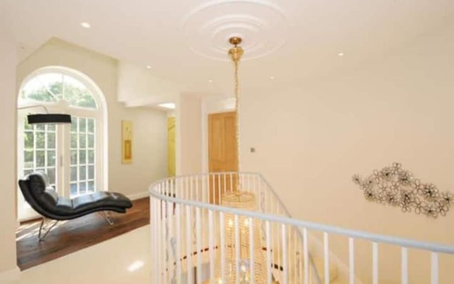 Captivating 5-bed House in Woking