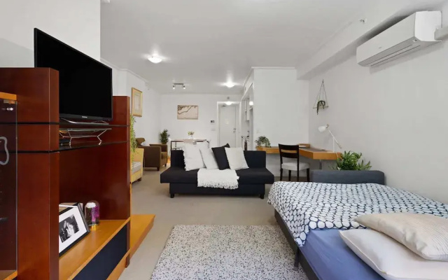 Bright & Spacious Stay for 6 Near Darling Harbour