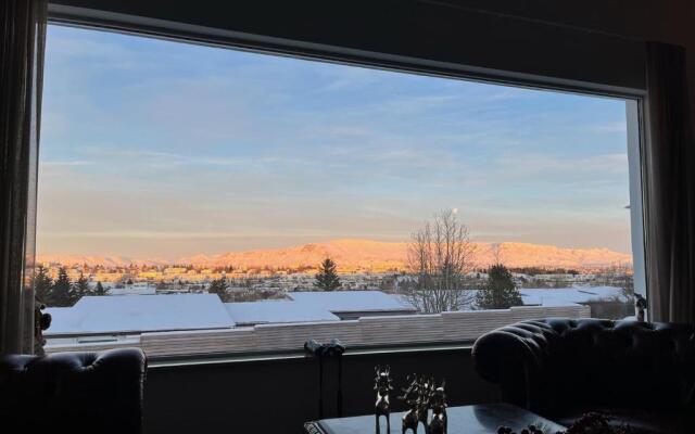 ICELAND SJF Villa , Hot tub & Outdoor Sauna Amazing Mountains View - 15 min to downtown