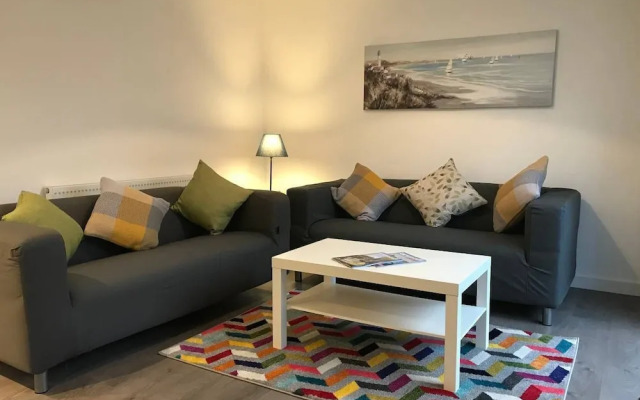 Beautiful Refurbished Home - Short Walk to the Beach
