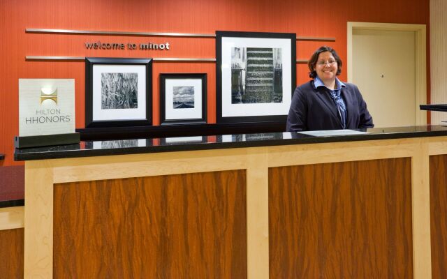 Hampton Inn & Suites Minot Airport