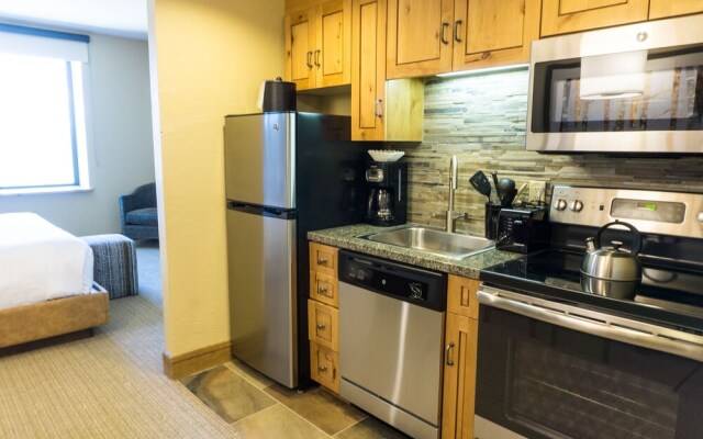 Grand Summit Hotel, a Ski in/out by RedAwning