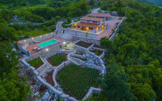 Rustic Villa Fragola With Heated Pool