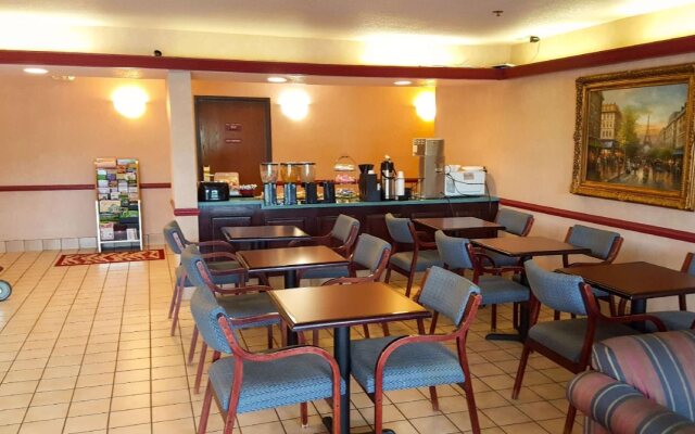 Econo Lodge Inn & Suites