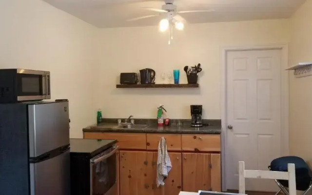 Mountainside Hideaway Cottage & Suites