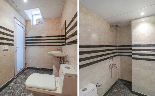 OYO 70049 Hotel Royal Palace 2