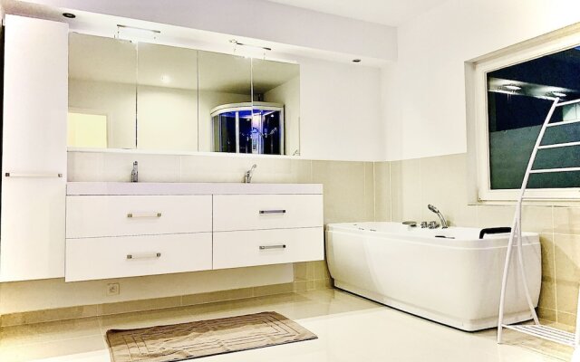 Chic Holiday Home in Nieuwpoort With Whirlpool