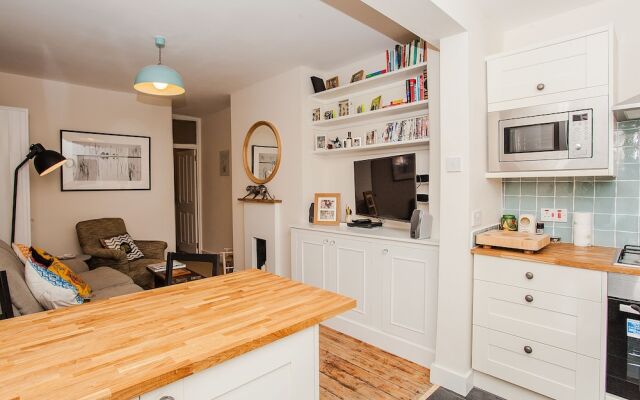 Beautiful 2 Bedroom Garden Apartment