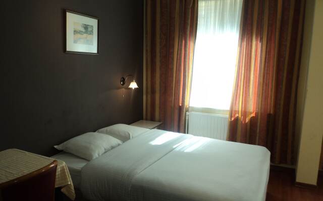 Albert Hotel