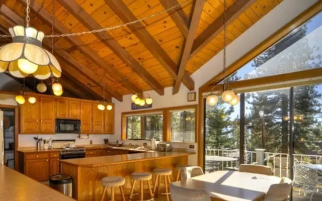 Lakeshore Boulevard Grand Retreat