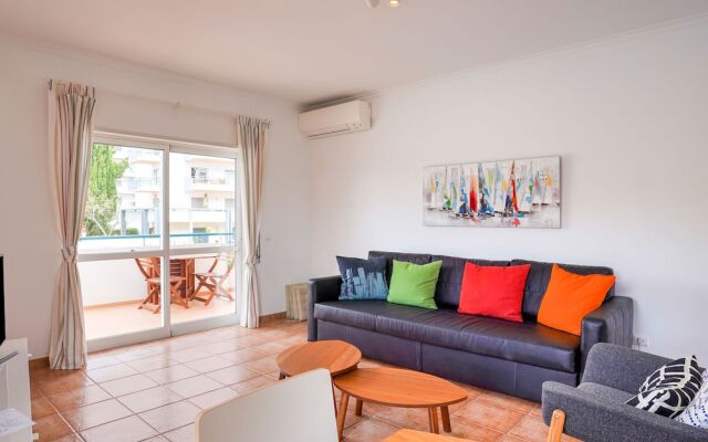 Excellent one Bedroom Apartment in Meia Praia, With Communal Pool