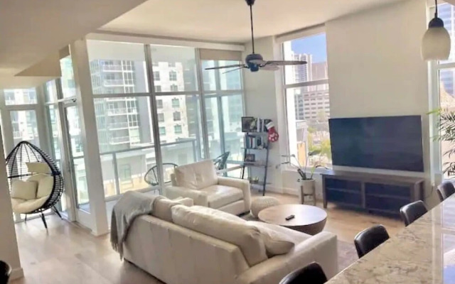 Luxe 1Br + Den: Little Italy Gem