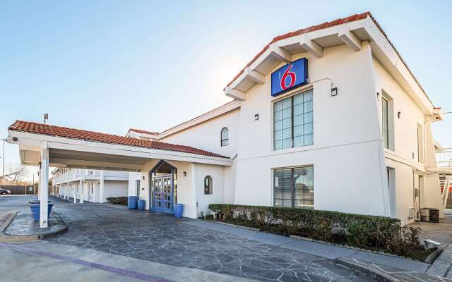 Motel 6 Grand Prairie, TX - Interstate 30