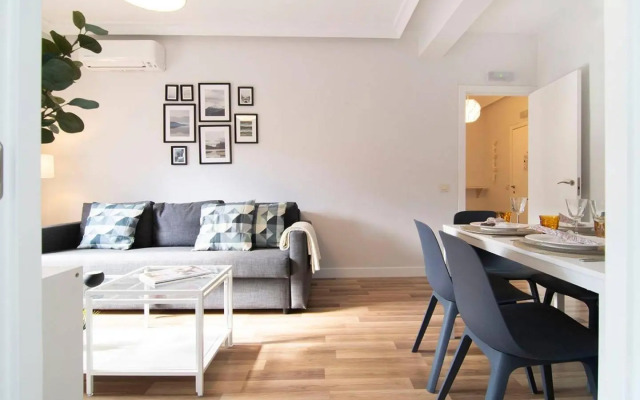 Sunny Apartment at the foot of Royal Palace by Batuecas