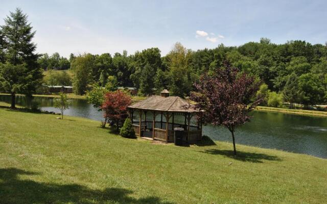 Robin Hill Camping Resort One-Bedroom Cottage 8