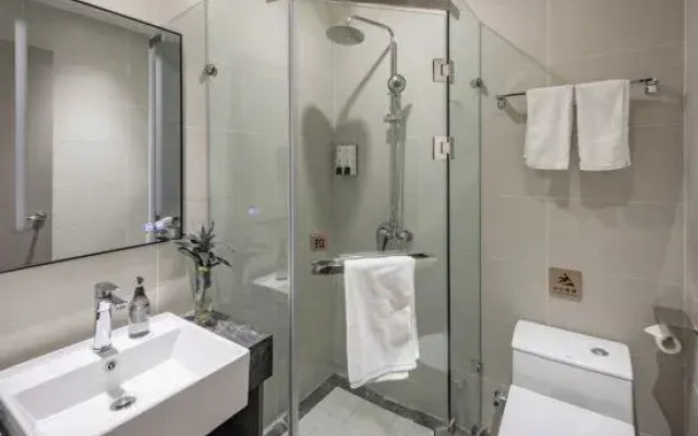 Homeinn Selected Hotel (Shanghai Luheng Road Subway Station)