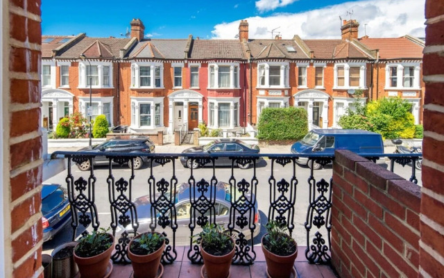 Homely 2 Bedroom Near Shepherd's Bush Tube