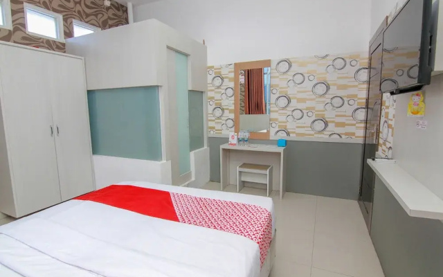 R Four Hotel by OYO Rooms