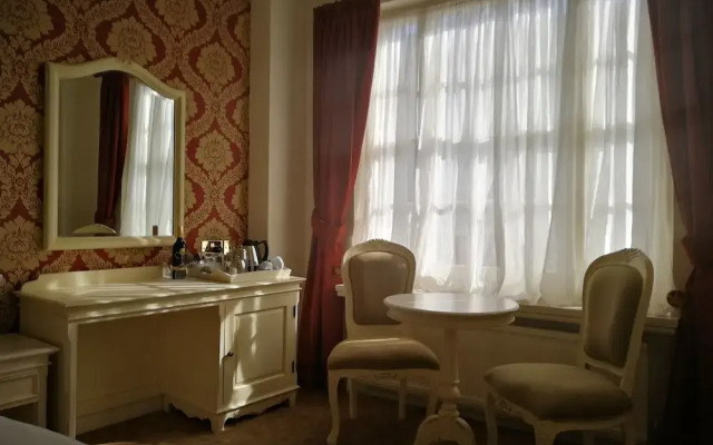 Feathers Hotel, Bar and Restaurant