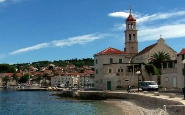 Nice 2-bedroom Private House, 50 m Beach, Sutivan