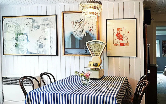 Holiday Home With art