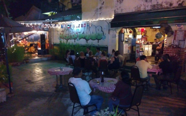 Discovery Cafe and Guesthouse