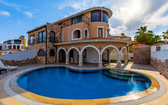 Luxurious Villa With Private Pool in Antalya