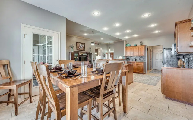 Relax Fireside: Branson West Gem w/ Hot Tub Access