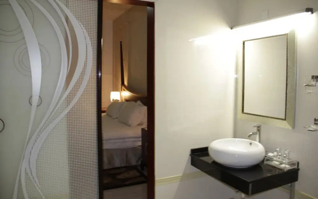 Hotel Ritz Waku-Kungo