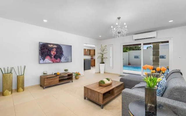 Spacious Renovated House Prvt Pool 5 min to Bch