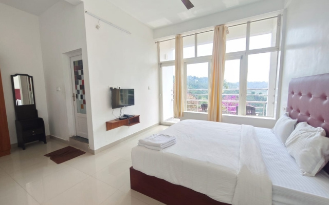 Holidayz by Stayz Royale Munnar - Misty & Sunrise Experience