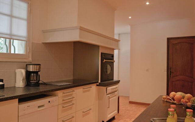 Lush Villa in Beaucaire With Swimming Pool