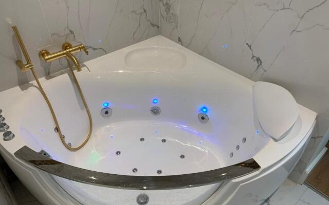 La Suite Royale (Adults Only)