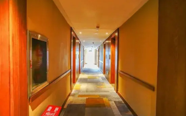 LUCK 7 Hotel (Yichang Wanda Plaza Visitor Center)