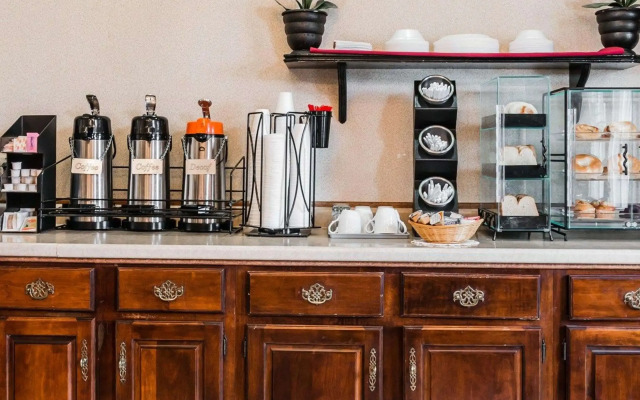 Econo Lodge & Suites Grand Rapids Airport