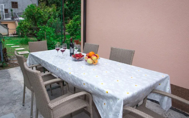 Spacious Apartment w Patio 40m From the Beach