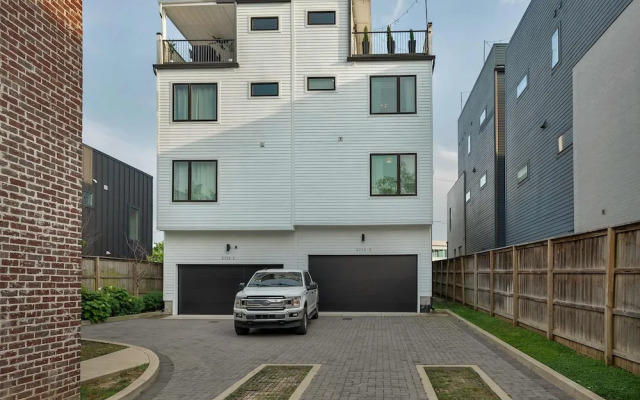 Rooftop Deck Shuffleboard BBQ Near Downtown