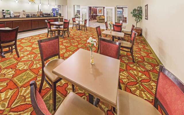 La Quinta Inn & Suites by Wyndham Columbus TX