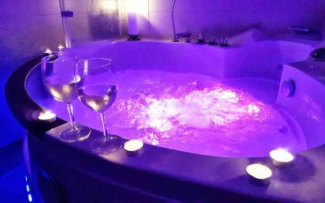 DMG - 'Large, Luxurious Ground Floor' Apartment