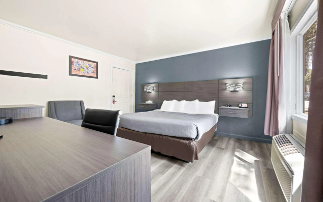 Econo Lodge Inn & Suites Heavenly Village Area