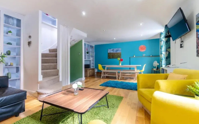 Pebble Mews House - Sleeps 6 to 8 Guests