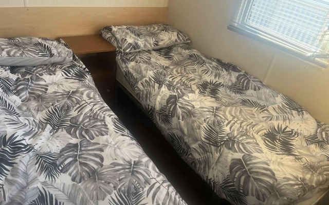 2 Bedroom Pet Free Caravan and Decking Free Wifi
